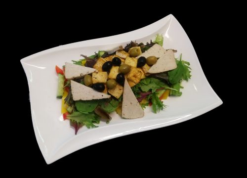gemischter salat mit räuchertofu und gebratenen tofu
