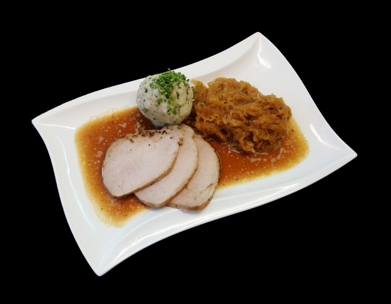 Schweinebraten vom Karree mit Sauerkraut und Semmelknödel