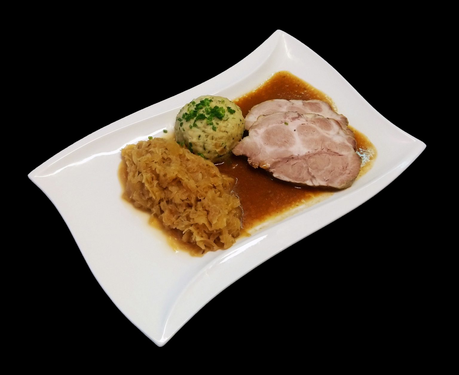 Schweinebraten vom Schopf mit Sauerkraut und Semmelknödel